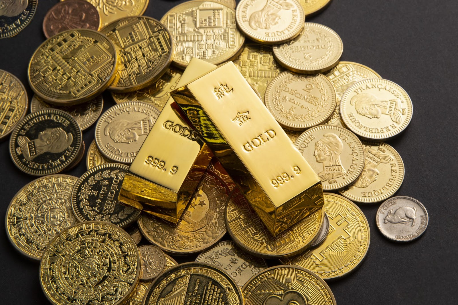 Best Place to Sell Gold with gold coins and bars displayed on a wooden table.